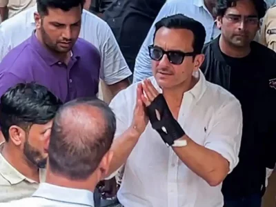 চিকিৎসা শেষে লীলাবতী হাসপাতাল থেকে বাড়ি ফিরছেন সাইফ। ছবি: সংগৃহীত