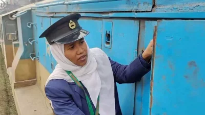 ট্রেনের যান্ত্রিক ত্রুটি হলে নিজেই তা সমাধান করে থাকেন চালক ফরিদা আক্তার। ছবি: ইউএনবি