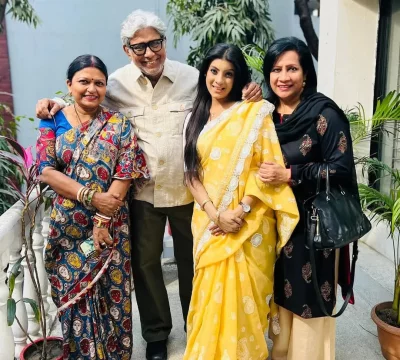 নির্মাতা চয়নিকা চৌধুরীর সঙ্গে আফজাল হোসেন, সাদিয়া ইসলাম মৌ ও সহশিল্পী। ছবি: সংগৃহীত