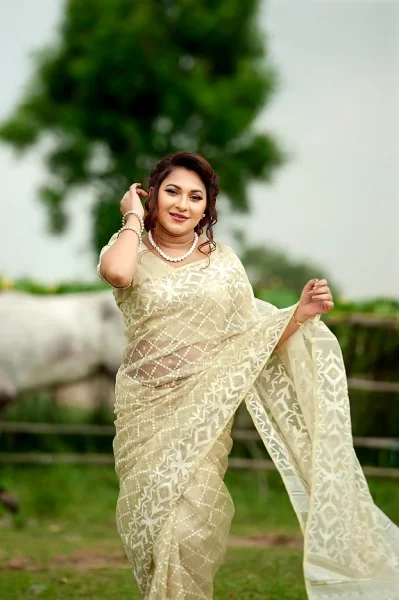 কন্ঠশিল্পী লিজা। ছবি: ফেসবুক