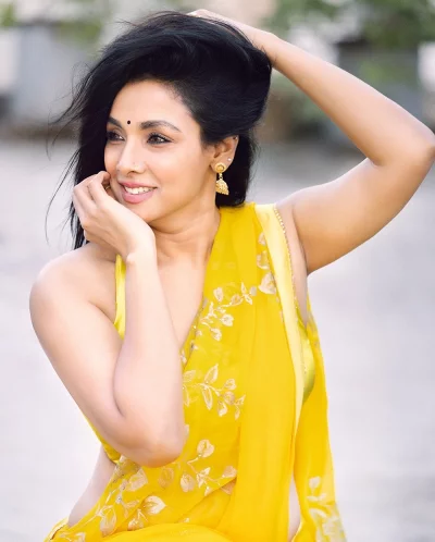 Qizlar 35 santimetr uzunlikdagi xorozlarni sorishadi