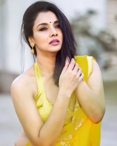 Kir külotlarni hidlab, yaladim.