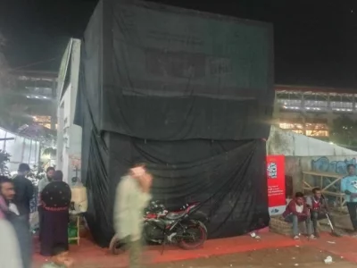 বইমেলায় কালো কাপড় দিয়ে বন্ধ করে দেওয়া স্টল ঢেকে রাখা হয়েছে। ছবি: সংগৃহীত