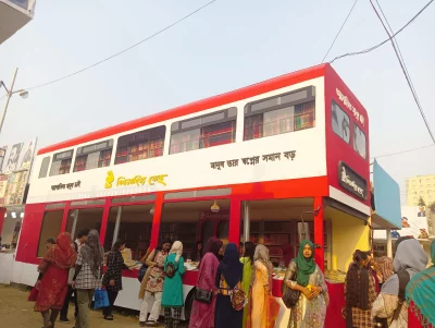 দোতালা বিআরটিসি বাসের আদলে তৈরি করা স্টলের সামনে ভিড় করে আছে বইপ্রেমীরা। ছবি: আখি সাহা