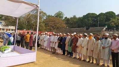 পাহাড়ের চারণ সাংবাদিক একেএম মকছুদ আহমেদের জানাজায় সমাজের সকল স্তরের মানুষ শ্রদ্ধা জানান। ছবি: ইত্তেফাক