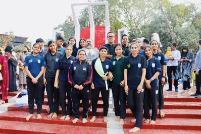 জুনিয়র নারী ফুটবলাররা শহীদ মিনারে গিয়েছিলেন শ্রদ্ধা জানাতে।