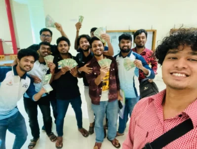 প্রাথমিক নিশ্চয়নের টাকা ফেরত পেয়ে উচ্ছ্বাসিত শিক্ষার্থীরা। ছবি: ইত্তেফাক 