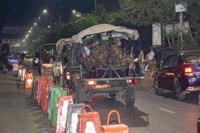 রাজধানীতে যৌথবাহিনীর বিশেষ টহলের অংশ হিসেবে রাতে রাজধানীতে সেনাবাহিনীকে টহল দিতে দেখা যায়। ছবি গুলো সোমবার (২৪ ফেব্রুয়ারি ২০২৫) রাতে পান্থপথ এলাকা থেকে তোলা। ছবি: আব্দুল গনি