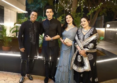 ছেলেমেয়ের সঙ্গে গোবিন্দ ও সুনীতা আহুজা। ছবি: সংগৃহীত