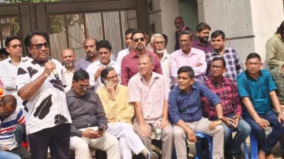 বৈষম্যহীন চলচ্চিত্র স্বার্থ সংরক্ষণ কমিটি রোববার এফডিসির গেটের সামনে অবস্থান কর্মসূচি পালন করে। ছবি: সংগৃহীত