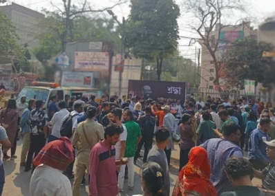 জানাজা শেষে শ্রদ্ধা নিবেদনের জন্য অঞ্জনের মরদেহ রাখা হয় শাহবাগ জাতীয় জাদুঘরের সামনে। ছবি: সংগৃহীত
