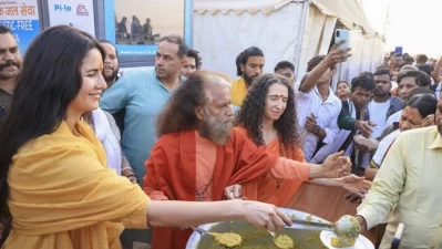 মহাকুম্ভে ভক্তদের মাঝে ভোগ বিতরণ করেন ক্যাটরিনা কাইফ। ছবি: সংগৃহীত