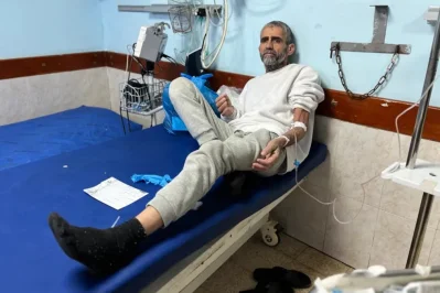 ইসরায়েলি কারাগার থেকে মুক্তি পাওয়া ফিলিস্তিনিকে হাসপাতালে ভর্তি করা হয়েছে। ছবি: সংগৃহীত