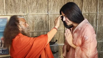 পরমার্থ নিকেতন আশ্রমের মহারাজ স্বামী চিদানন্দ সরস্বতীর কাছ থেকে তিলক গ্রহণ করেন ক্যাটরিনা। ছবি: সংগৃহীত