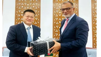 চীনা রাষ্ট্রদূত ইয়াও ওয়েন ও বাণিজ্য উপদেষ্টা শেখ বশির উদ্দিন।