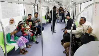 মেট্রোরেলের যাত্রীরা