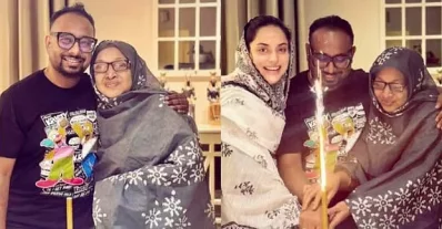 মা ও চিত্রনায়িকা তমা মির্জার সঙ্গে জন্মদিনের প্রথম প্রহরে কেক কাটছেন পরিচালক রায়হান রাফী। ছবি: সংগৃহীত