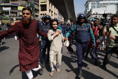 হিযবুত তাহরীরের মিছিলে পুলিশের ধাওয়া-পাল্টা। ছবি: আব্দুল গনি