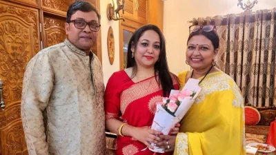 মিলন ও তার স্ত্রী শিপার সঙ্গে নির্মাতা চয়নিকা চৌধুরী (ডানে)। ছবি: সংগৃহীত