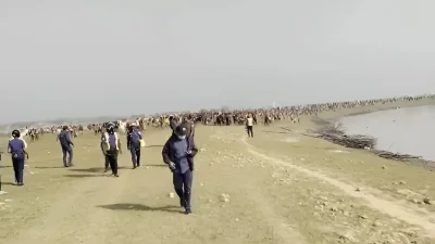 পুলিশকে ধাওয়া দিচ্ছে জনতা