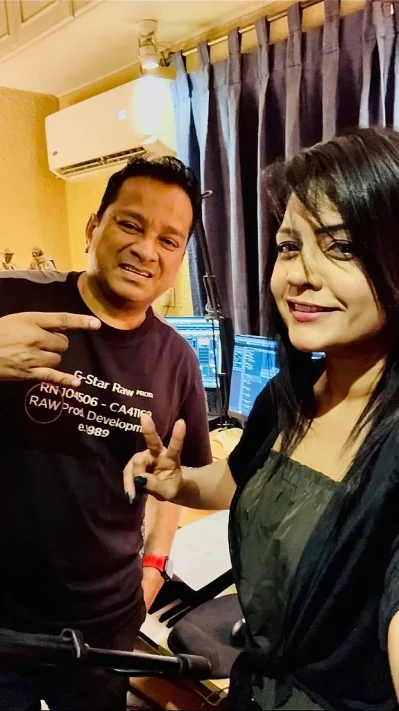 রেকর্ডিং স্টুডিওতে শওকত আলী ইমন ও মিলা। ছবি: সংগৃহীত