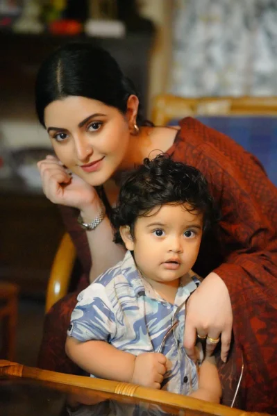 ছেলে রাজ্য-র সঙ্গে পরীমণি। ছবি: সংগৃহীত