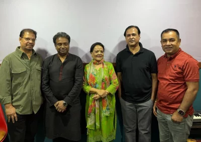 স্টুডিওতে সাবিনা ইয়াসমিন ও আসিফ আকবরসহ গান সংশ্লিষ্টরা। ছবি: সংগৃহীত
