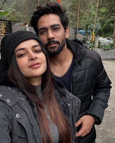 প্রেমিক দেবমাল্য চক্রবর্তীর সঙ্গে মধুমিতা সরকার। ছবি: সংগৃহীত