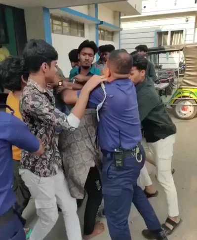 পুলিশের সঙ্গে হাতাহাতি হয় বিক্ষুব্ধ জনতার। ছবি: ইত্তেফাক 