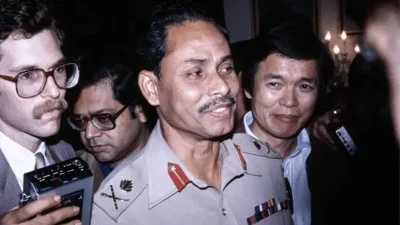 ছবির ক্যাপশান, ঢাকায় বিদেশি সাংবাদিক পরিবেষ্টিত জেনারেল এরশাদ। ফাইল ছবি