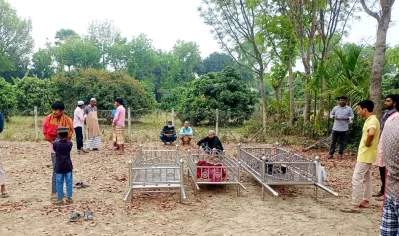 পাশাপাশি তিনটি কবরে দাফন করা হয় বাবা-মা ও ছেলেকে। ছবি: ইত্তেফাক