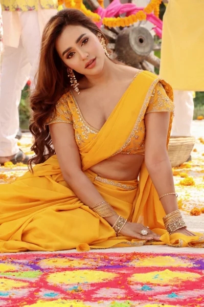 চিত্রনায়িকা নুসরাত ফারিয়া