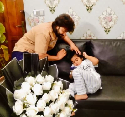 ছেলে শেহজাদ খান বীরের সঙ্গে শাকিব খান। ছবি: সংগৃহীত