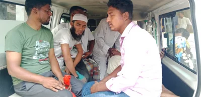 সংঘর্ষে আহতদের চিকিৎসার জন্য নেওয়া হচ্ছে। ছবি: ইত্তেফাক 