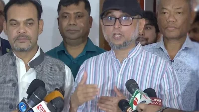 বৈঠক শেষে সাংবাদিকদের সঙ্গে কথা বলছেন সংস্কৃতি বিষয়ক উপদেষ্টা মোস্তফা সরয়ার ফারুকী। ছবি: সংগৃহীত