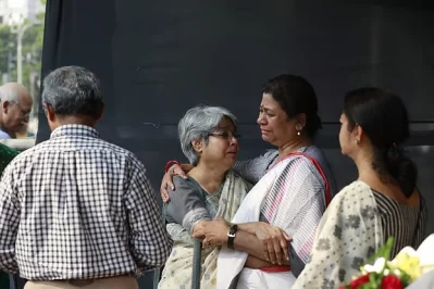 সন্‌জীদা খাতুনকে শেষবারের মতো দেখতে এসেছিলেন সাংস্কৃতিক ব্যক্তিত্ব, রাজনীতিবিদ, সাংবাদিক, শিক্ষকসহ সর্বস্তরের মানুষ। ছবি: সংগৃহীত