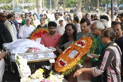 কেন্দ্রীয় শহীদ মিনারে সন্‌জীদা খাতুনের প্রতি শ্রদ্ধা নিবেদন করেন বাংলাদেশের কমিউনিস্ট পার্টির (সিপিবি) নেতারা। ছবি: সংগৃহীত