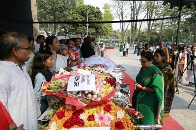 সন্‌জীদা খাতুনকে শ্রদ্ধা জানাতে শহীদ মিনারে গিয়েছিলেন অভিনেত্রী আফসানা মিমি। ছবি: সংগৃহীত