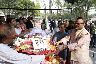 সন্‌জীদা খাতুনকে শ্রদ্ধা জানাতে শহীদ মিনারে গিয়েছিলেন ঢাকা বিশ্ববিদ্যালয়ের উপাচার্য অধ্যাপক নিয়াজ আহমেদ খান। ছবি: সংগৃহীত