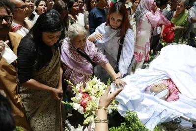সন্‌জীদা খাতুনকে শেষবারের মতো দেখতে পরিবারের সদস্য থেকে শিল্পী, ছায়ানটের কর্মীরা ছুটে এসেছিলেন। ছবি: সংগৃহীত