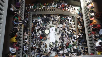 প্রিয় মানুষকে হারিয়ে শোকে বেদনাবিধুর ছায়ানট। ছবি: সংগৃহীত