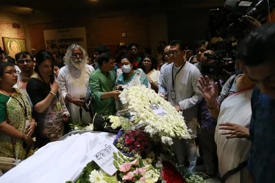 কফিনে ফুল দিয়ে শ্রদ্ধা জানান অনেকে। ছবি: সংগৃহীত