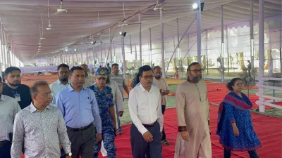 জাতীয় ঈদগাহ ময়দান পরিদর্শন করছেন ঢাকা দক্ষিণ সিটি কর্পোরেশনের প্রশাসক মো. শাহজাহান মিয়া। ছবি: ইত্তেফাক 