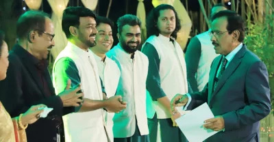 ‘ইত্যাদি’র ঈদ আয়োজনে জনপ্রিয় শিল্পীদের সঙ্গে কথা বলছেন হানিফ সংকেত। ছবি: সংগৃহীত