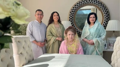 পরিবারের সঙ্গে তারেক রহমান।