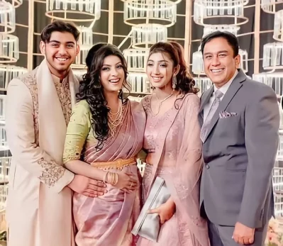 ছেলে পূর্ণ হাসান, স্ত্রী মডেল ও অভিনেত্রী মৌ এবং মেয়ে পুষ্পিতা হাসানের সঙ্গে জাহিদ হাসান। ছবি: সংগৃহীত
