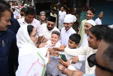 ঈদের দিনে কলকাতায় মুসলিমদের সঙ্গে মমতা। ছবি: সংগৃহীত