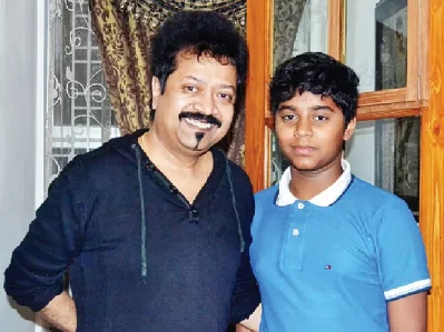 একমাত্র ছেলে কুমার নিবিড়ের সঙ্গে কুমার বিশ্বজিৎ। ছবি: সংগৃহীত