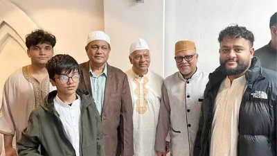হাছান মাহমুদের পাশে দাঁড়িয়ে আছেন সাংবাদিক সৈয়দ আনাস পাশা, তার ছেলে এবং আইটিভির সাংবাদিক মাহাথির পাশা।