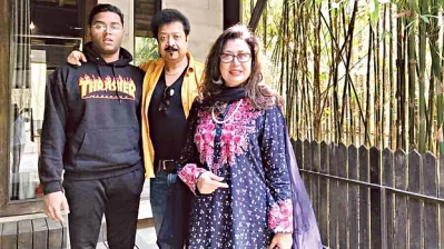স্ত্রী নাঈমা সুলতানা ও সন্তান নিবিড়ের সাথে কুমার বিশ্বজিৎ। ছবি: সংগৃহীত